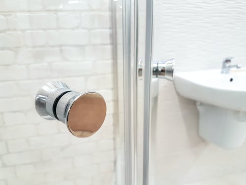Jak vměstnat vše důležité do malé koupelny? Pár rad, jak vybavit i malou panelákovou koupelnu!